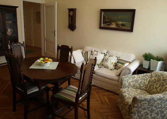 Apartman Halada House *